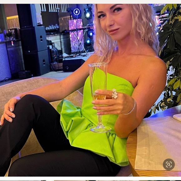 NWT ZARA Limited Edition Voluminous Top Neon Green M Blogger’s Favorite - Picture 3 of 12